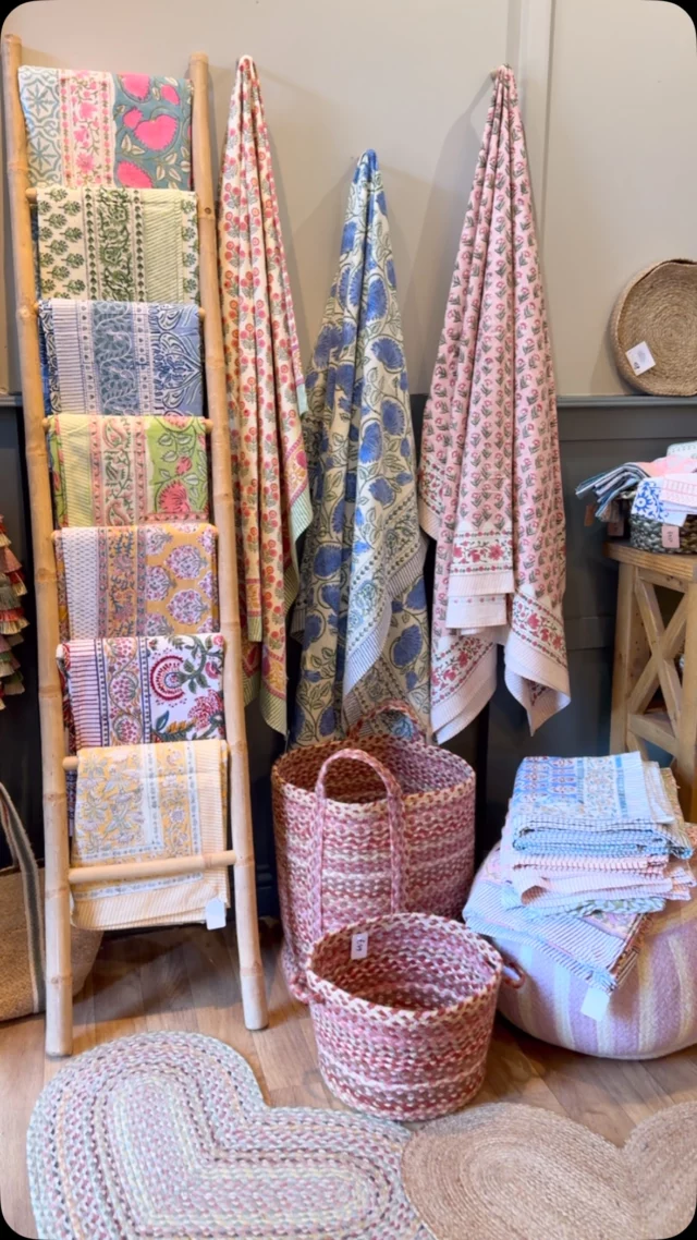 A shop refresh for the weekend! Lots of pretty new tablecloths (in store only🤗) and summery things. 

#smallbusiness #shoplocal #blockprint #juterugs